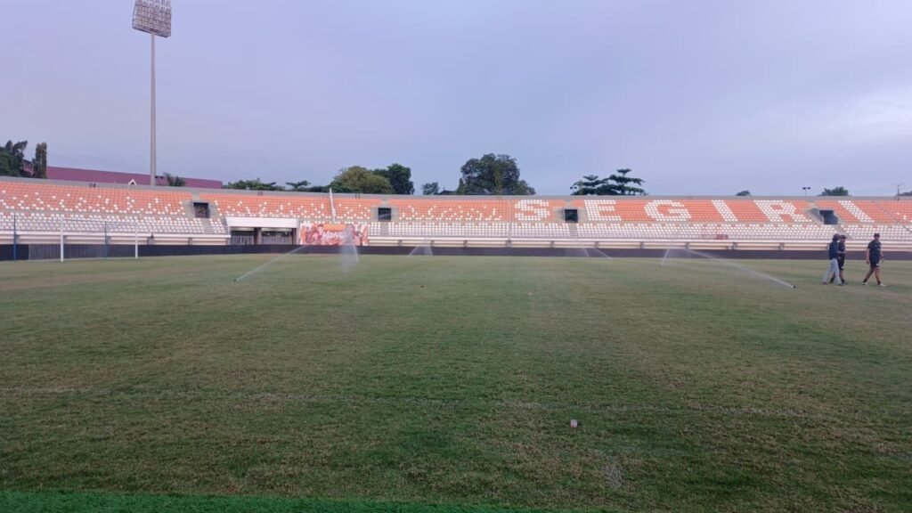 Rumput Stadion Segiri Samarinda Markas Andalan Borneo FC Samarinda yang Bakal Diambil Alih Oleh Pemkot Samarinda Dalam Merawat Rumput Stadion. (Foto : MF/Diksi)