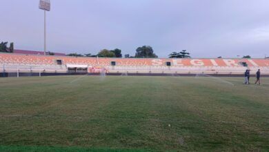 Rumput Stadion Segiri Samarinda Markas Andalan Borneo FC Samarinda yang Bakal Diambil Alih Oleh Pemkot Samarinda Dalam Merawat Rumput Stadion. (Foto : MF/Diksi)