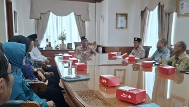 Bupati Ardiansyah Sulaiman saat menerima audiensi Perwakilan Ombudsman RI di Ruang kerjanya/Foto: Pro Kutim