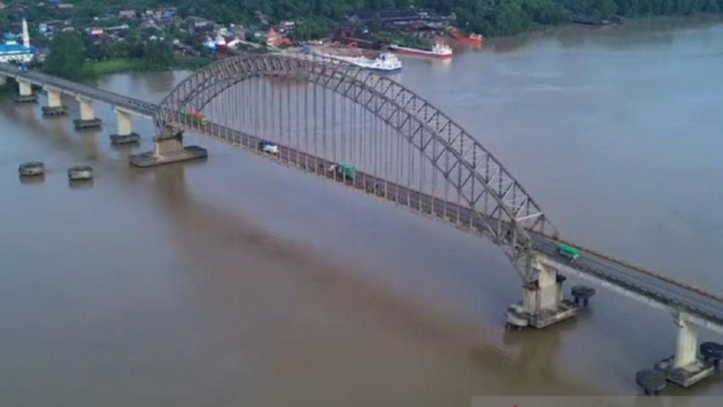 tongkang tabrak Jembatan Mahulu