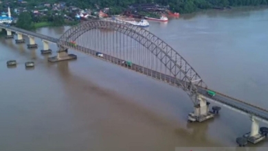 tongkang tabrak Jembatan Mahulu