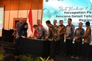 Percepatan RDTR Paser - Bupati Paser dr. Fahmi Fadli saat menandatangani pakta integritas percepatan penyusunan RDTR di Jakarta bersama jajaran kementerian terkait.