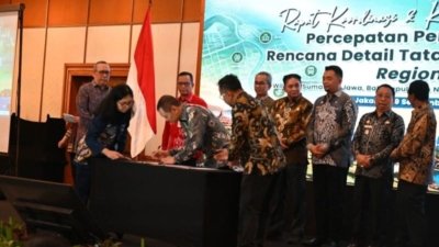 Percepatan RDTR Paser - Bupati Paser dr. Fahmi Fadli saat menandatangani pakta integritas percepatan penyusunan RDTR di Jakarta bersama jajaran kementerian terkait.