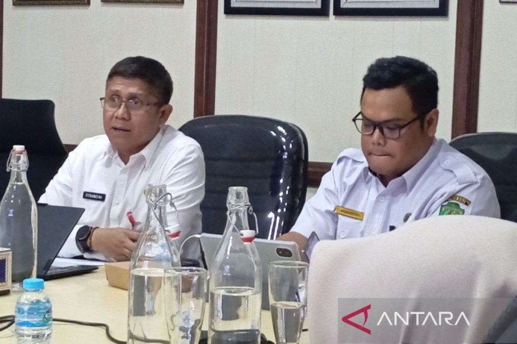 potensi karbon biru - Tim peneliti Brida Kaltim saat melakukan pengambilan sampel sedimen di padang lamun untuk menghitung potensi karbon biru di wilayah pesisir Kalimantan Timur.