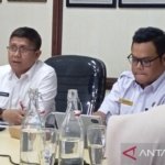 potensi karbon biru - Tim peneliti Brida Kaltim saat melakukan pengambilan sampel sedimen di padang lamun untuk menghitung potensi karbon biru di wilayah pesisir Kalimantan Timur.