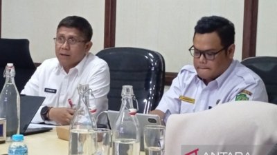 potensi karbon biru - Tim peneliti Brida Kaltim saat melakukan pengambilan sampel sedimen di padang lamun untuk menghitung potensi karbon biru di wilayah pesisir Kalimantan Timur.