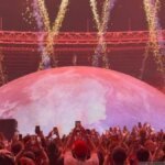 Konser Ye Jakarta - Penampilan Ye saat membuka konser 'Ye Live' di Stadion Utama Gelora Bung Karno, Jakarta, Sabtu (24/10/2026), dengan konsep Dome Stage yang futuristik.
