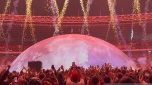 Konser Ye Jakarta - Penampilan Ye saat membuka konser 'Ye Live' di Stadion Utama Gelora Bung Karno, Jakarta, Sabtu (24/10/2026), dengan konsep Dome Stage yang futuristik.