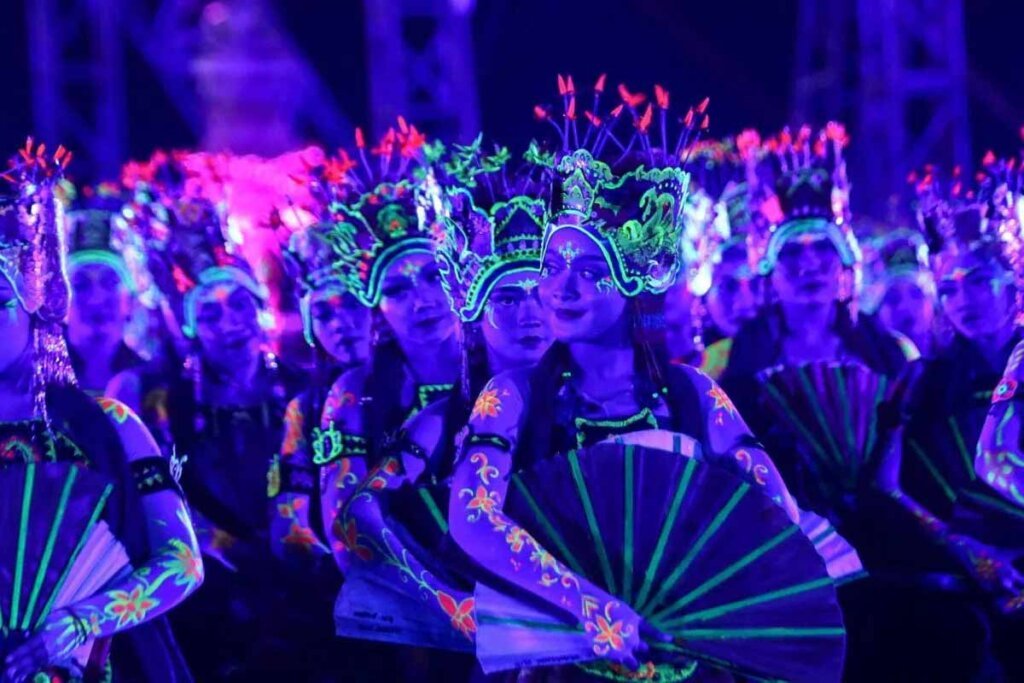 Gandrung Sewu 2026 - Ribuan penari tampil memukau dalam pergelaran kolosal Gandrung Sewu 2026 di Pantai Marina Boom, Banyuwangi, Sabtu malam.