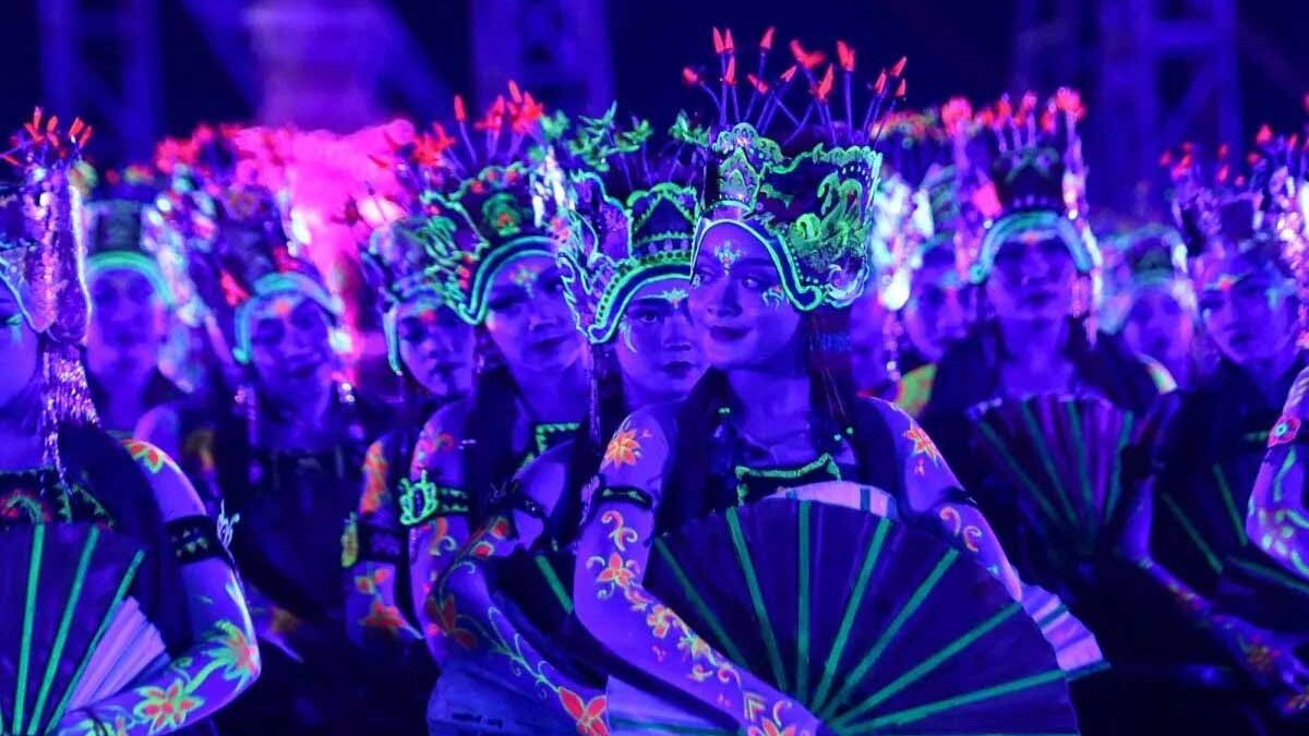 Gandrung Sewu 2026 - Ribuan penari tampil memukau dalam pergelaran kolosal Gandrung Sewu 2026 di Pantai Marina Boom, Banyuwangi, Sabtu malam.