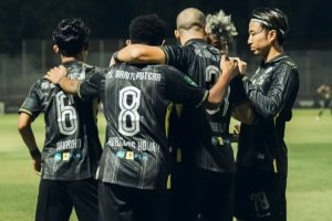 Kemenangan Barito Putera - Pelatih sementara Barito Putera, Frans Sinatra, memberikan instruksi kepada pemain saat merayakan kemenangan Barito Putera atas De Red FC di pekan keenam Pegadaian Championship 2026/2027.