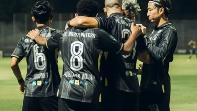 Kemenangan Barito Putera - Pelatih sementara Barito Putera, Frans Sinatra, memberikan instruksi kepada pemain saat merayakan kemenangan Barito Putera atas De Red FC di pekan keenam Pegadaian Championship 2026/2027.