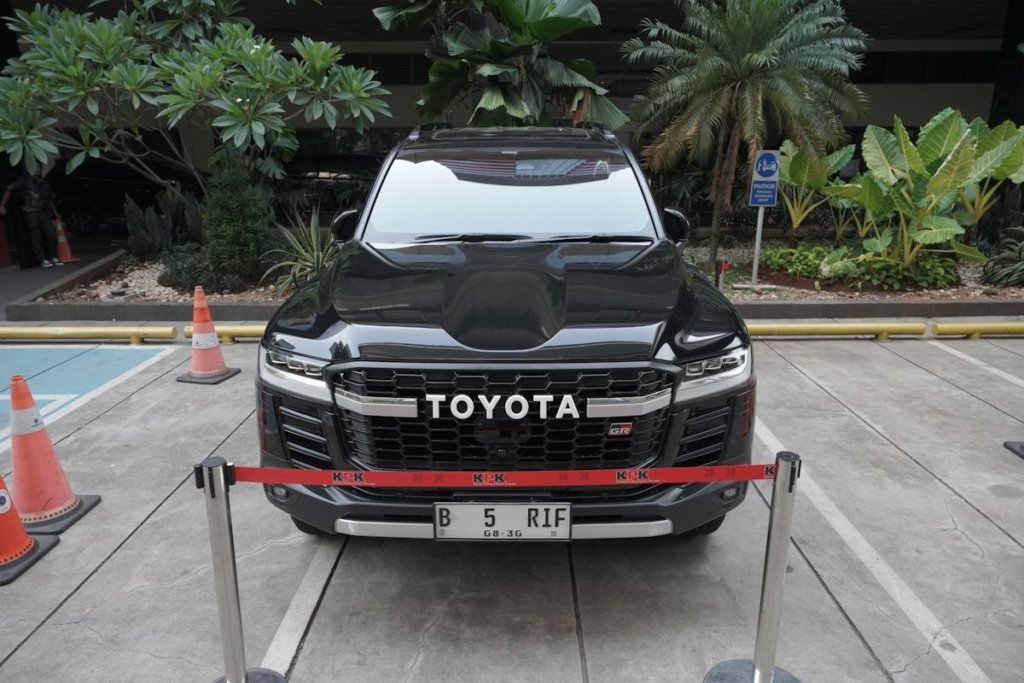 Korupsi ATR BPN - KPK menyita satu unit Toyota Land Cruiser terkait kasus korupsi di Kementerian ATR/BPN dengan tersangka Arif Sugiyanto.