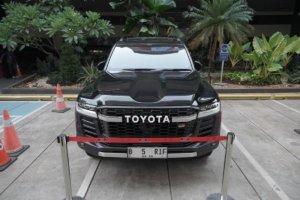 Korupsi ATR BPN - KPK menyita satu unit Toyota Land Cruiser terkait kasus korupsi di Kementerian ATR/BPN dengan tersangka Arif Sugiyanto.