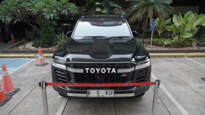 Korupsi ATR BPN - KPK menyita satu unit Toyota Land Cruiser terkait kasus korupsi di Kementerian ATR/BPN dengan tersangka Arif Sugiyanto.
