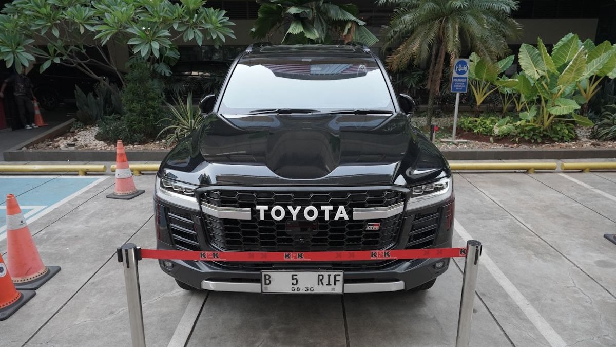 Korupsi ATR BPN - KPK menyita satu unit Toyota Land Cruiser terkait kasus korupsi di Kementerian ATR/BPN dengan tersangka Arif Sugiyanto.