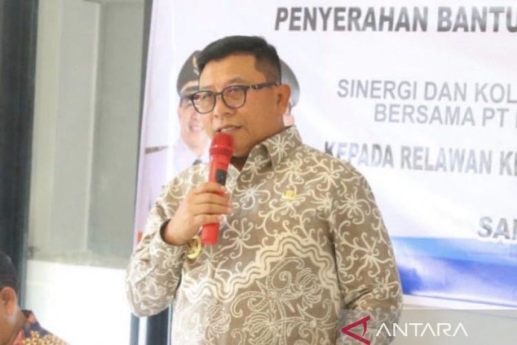 mitigasi karhutla Samarinda - Pemkot Samarinda menyerahkan bantuan alat pemadam portable dan logistik kepada relawan Katana Bantuas sebagai upaya penguatan mitigasi karhutla Samarinda.