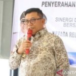 mitigasi karhutla Samarinda - Pemkot Samarinda menyerahkan bantuan alat pemadam portable dan logistik kepada relawan Katana Bantuas sebagai upaya penguatan mitigasi karhutla Samarinda.