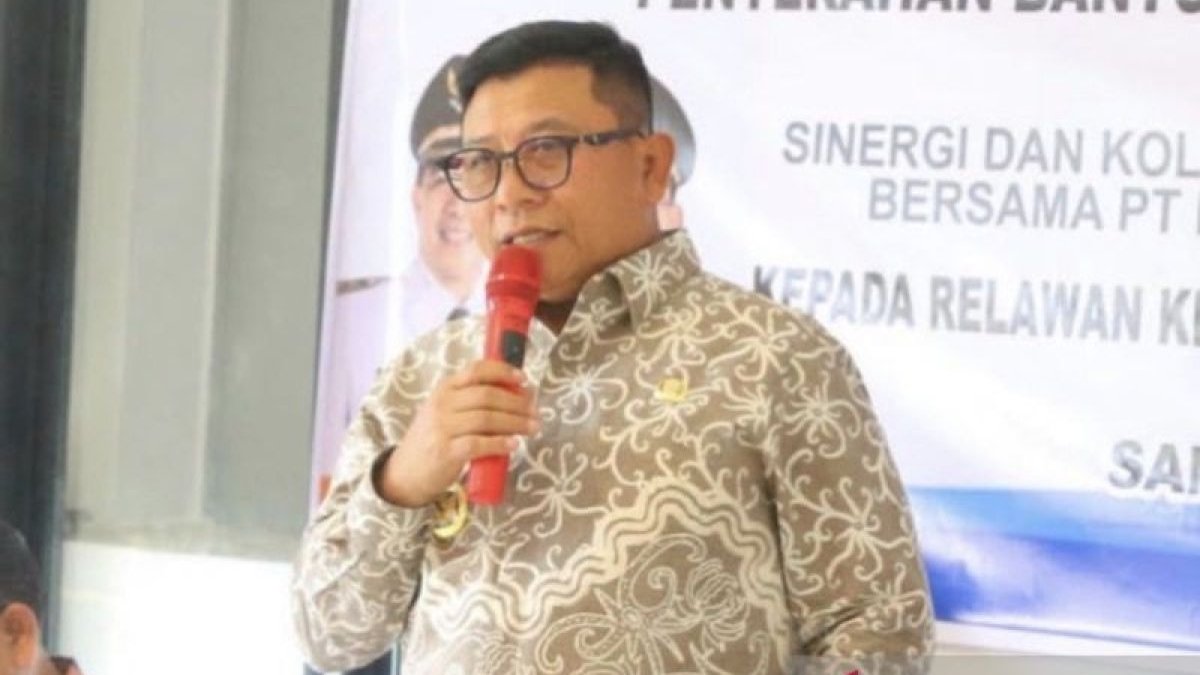 mitigasi karhutla Samarinda - Pemkot Samarinda menyerahkan bantuan alat pemadam portable dan logistik kepada relawan Katana Bantuas sebagai upaya penguatan mitigasi karhutla Samarinda.