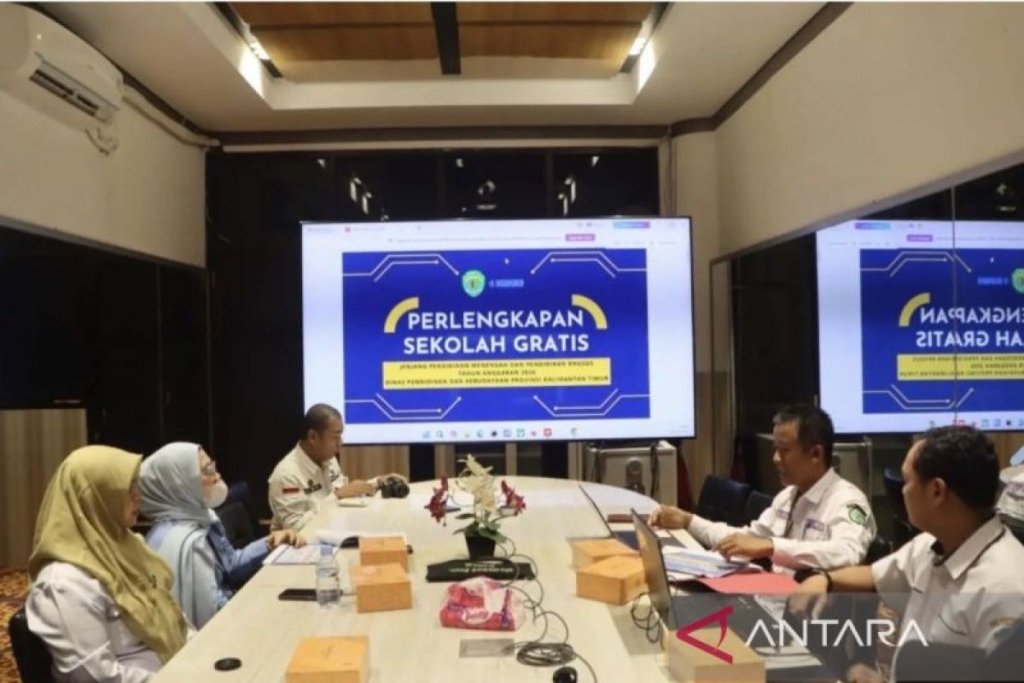Seragam Sekolah Gratis - Petugas saat melakukan pengecekan logistik paket seragam sekolah gratis program Gratispol Pemprov Kaltim sebelum didistribusikan ke 576 sekolah di kabupaten dan kota.