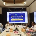 Seragam Sekolah Gratis - Petugas saat melakukan pengecekan logistik paket seragam sekolah gratis program Gratispol Pemprov Kaltim sebelum didistribusikan ke 576 sekolah di kabupaten dan kota.