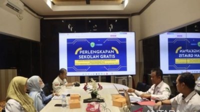 Seragam Sekolah Gratis - Petugas saat melakukan pengecekan logistik paket seragam sekolah gratis program Gratispol Pemprov Kaltim sebelum didistribusikan ke 576 sekolah di kabupaten dan kota.