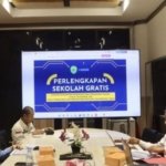 Seragam Sekolah Gratis - Petugas saat melakukan pengecekan logistik paket seragam sekolah gratis program Gratispol Pemprov Kaltim sebelum didistribusikan ke 576 sekolah di kabupaten dan kota.