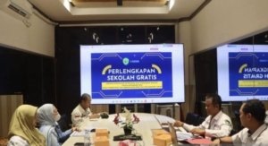 Seragam Sekolah Gratis - Petugas saat melakukan pengecekan logistik paket seragam sekolah gratis program Gratispol Pemprov Kaltim sebelum didistribusikan ke 576 sekolah di kabupaten dan kota.