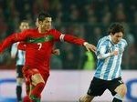 Rivalitas Messi Ronaldo - Lionel Messi dan Cristiano Ronaldo saat berjabat tangan dalam laga persahabatan internasional antara Argentina dan Portugal.