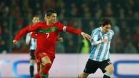 Rivalitas Messi Ronaldo - Lionel Messi dan Cristiano Ronaldo saat berjabat tangan dalam laga persahabatan internasional antara Argentina dan Portugal.