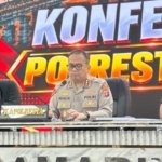 Kapolresta Samarinda, Kombes Pol Hendri Umar saat konferensi pers kasus dugaan tertinggalnya kawat penuntun medis atau guidewire di dalam jantung pasien RSUD AWS