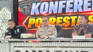 Kapolresta Samarinda, Kombes Pol Hendri Umar saat konferensi pers kasus dugaan tertinggalnya kawat penuntun medis atau guidewire di dalam jantung pasien RSUD AWS