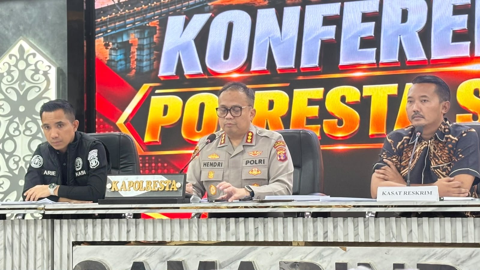 Kapolresta Samarinda, Kombes Pol Hendri Umar saat konferensi pers kasus dugaan tertinggalnya kawat penuntun medis atau guidewire di dalam jantung pasien RSUD AWS