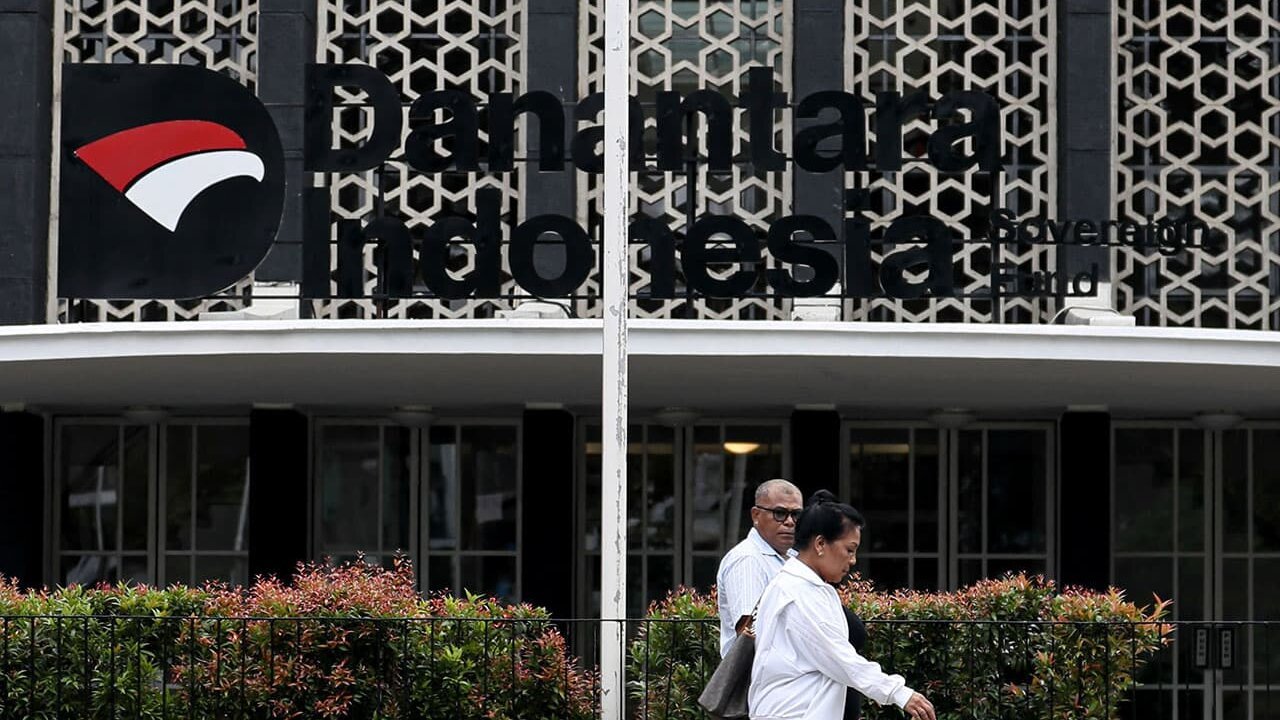 Reformasi BUMN Danantara - Langkah strategis Badan Pengelola Investasi Danantara dalam mereformasi BUMN untuk mengakselerasi pembangunan ekonomi nasional dan daerah.