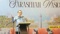 Keraton Nusantara - Menteri Kebudayaan saat memberikan sambutan dalam acara Sarasehan Nasional Keraton Nusantara yang membahas peran kerajaan dalam menjaga identitas budaya bangsa.